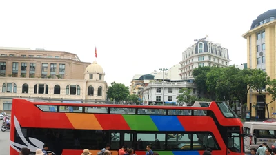 Cận cảnh xe buýt mui trần 2 tầng đầu tiên ở Hà Nội