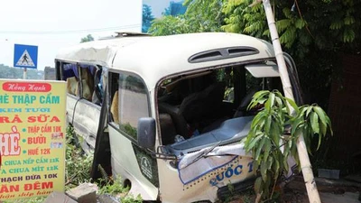 Va chạm với xe tải, 24 người trên xe khách bị thương