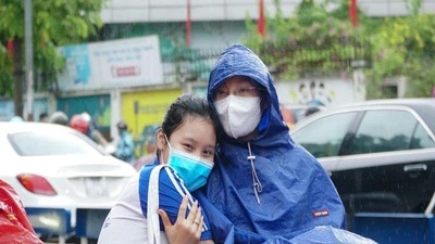 Hà Nội: Học sinh đầu và cuối cấp đến trường trở lại từ ngày 8-11