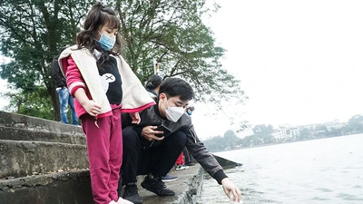Người dân Hà Nội tấp nập thả cá phóng sinh ngày ông Công ông Táo
