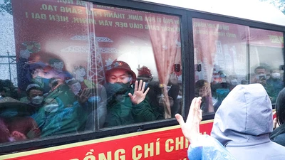 Hà Nội: Người thân đội mưa tiễn tân binh lên đường nhập ngũ