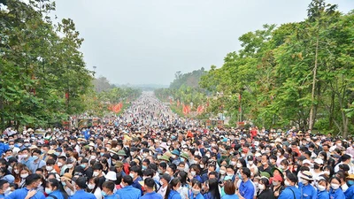 'Biển người' chen chân trong ngày giỗ Tổ Hùng Vương