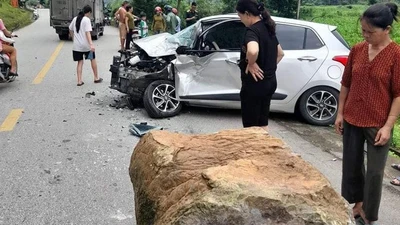 Ô tô đang chạy thì gặp tai nạn từ trên trời rơi xuống 