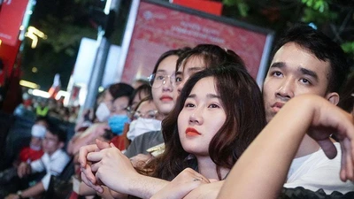 Cả ngàn người ở phố đi bộ Hồ Gươm cổ vũ trận Chung kết giữa U23 Việt Nam - Thái Lan