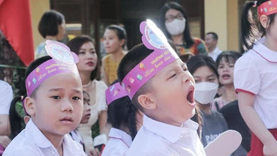 Hình ảnh ngộ nghĩnh của học sinh lớp 1 ở Hà Nội ngày đầu tiên tới trường