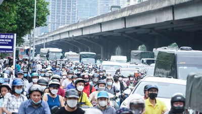 Ảnh: Chiều ngày 31-8 cửa ngõ Thủ đô Hà Nội ùn tắc kéo dài