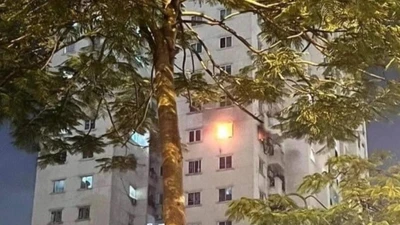 Cảnh sát cứu thoát 12 người trong đám cháy tại chung cư ở Hà Nội