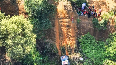 Mãn nhãn với những màn vượt dốc cheo leo của ô tô địa hình