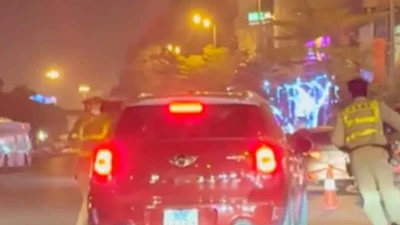 Bị kiểm tra nồng độ cồn, tài xế lái xe hất CSGT lên nắp cappo