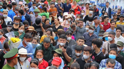 Chùm ảnh: Sau cơn mưa sớm, người dân lên Đền Hùng dâng hương