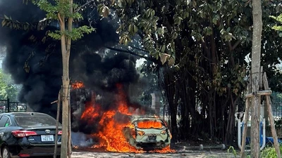 Xe ô tô bất ngờ bốc cháy dữ dội giữa trưa nắng