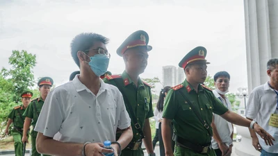 Hình ảnh cảnh sát dẫn giải các bị cáo vụ chuyến bay giải cứu tới tòa nghe tuyên án