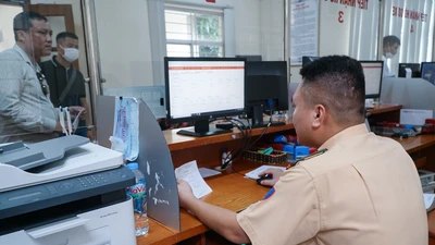 Hình ảnh người dân ngày đầu đi đăng ký biển số xe theo mã định danh