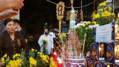 Người dân không quản mưa gió đến thắp hương cho các nạn nhân trong vụ cháy chung cư mini