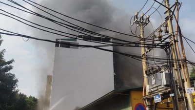 Cháy lớn tại cửa hàng cơ khí, phế liệu ở Hà Nội 