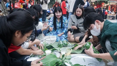 Học sinh hào hứng gói bánh chưng Tết tặng bạn có hoàn cảnh khó khăn