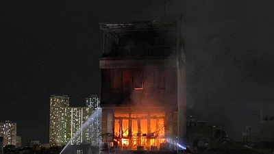 Hà Nội: Nhà 6 tầng cháy dữ dội trong mưa lớn