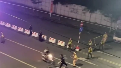 Tạm giữ hình sự để điều tra hành vi giết người với 2 thanh niên lao xe vào cảnh sát cơ động