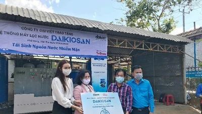 Á hậu Tường San chung tay cứu hạn mặn ở miền Tây