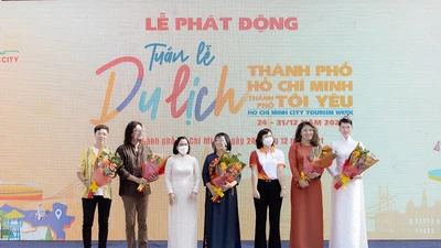 Á hậu Phương Anh, diện áo dài đội vương miện diễu hành khắp Sài Gòn