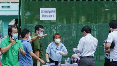 Người lao động Gò Vấp khẩn trương đi lấy mẫu xét nghiệm SARS-CoV-2