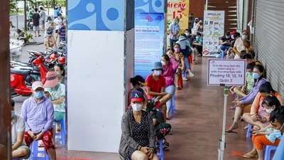 Người dân sắp hàng trật tự đi siêu thị theo phiếu ngày chẵn lẻ