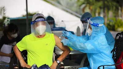 Chùm ảnh người nước ngoài đi tiêm vaccine tại TP.HCM