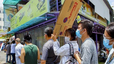 Người dân TP.HCM đợi nhiều giờ để được mua thực phẩm