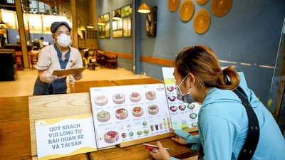 Quận 7 mở cửa: Người dân bắt đầu đi ngân hàng, mua đồ ăn, mua điện thoại