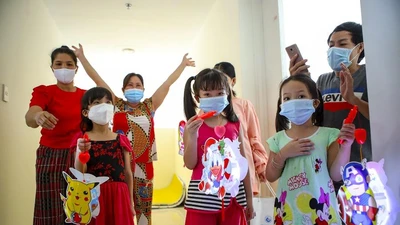 Tặng quà trung thu những em nhỏ mắc COVID-19 tại bệnh viện dã chiến số 7