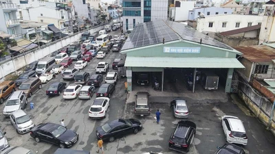  Xe ô tô, cơ giới xếp hàng dài chờ đăng kiểm sau nới lỏng giãn cách