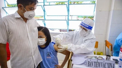 Chùm ảnh: Học sinh lớp 12 được tiêm vaccine, mong sớm trở lại trường học