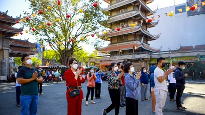 Chùm ảnh: Người dân TP.HCM lễ chùa rằm tháng Giêng