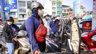 Chùm ảnh: Trước và sau khi giá xăng chạm mốc gần 30.000 đồng/ lít