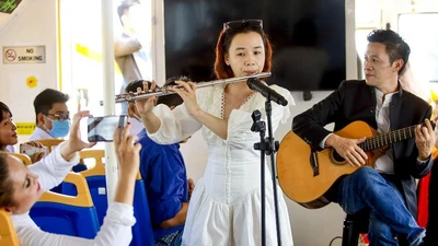 Chùm ảnh: Vừa nghe nhạc vừa ngắm cảnh trên buýt sông Sài Gòn
