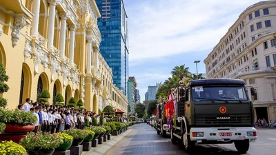 Nhiều người đứng trước trụ sở UBND TP.HCM chào tiễn biệt ông Lê Hòa Bình