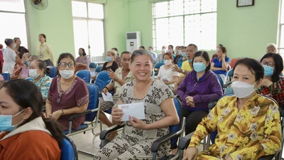 100 phần quà Tết góp thêm mùa xuân cho bà con phường 3, quận 11 