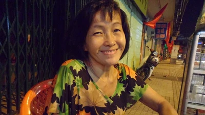 Những người đón tết ở lề đường, hè phố