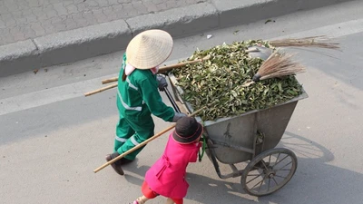 Bộ ảnh mẹ con chị lao công ngày tết gây xúc động mạnh