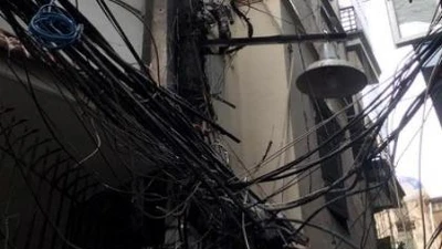 Cột điện cháy đen thui, cả khu phố náo loạn