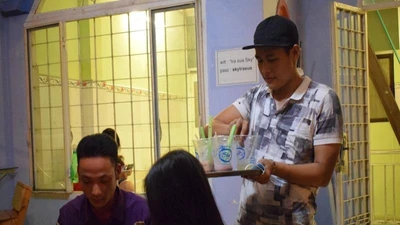 Thăm 'hot boy trà sữa' đại náo Thách thức danh hài