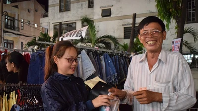 Chật vật chen chân đi chợ Hạnh Thông Tây ngày cuối năm