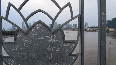 Viết, vẽ nham nhở lên cầu Thủ Thiêm 2: Hết chỗ nói!