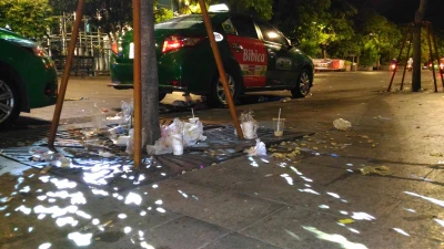  Lễ xong, rác đầy phố đi bộ Nguyễn Huệ