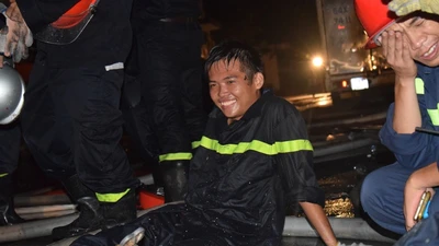 Xúc động lính cứu hỏa trong vụ cháy gần Cảng Sài Gòn