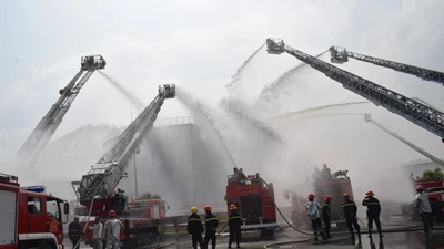 900 người dập đám cháy Tổng kho xăng dầu Nhà Bè