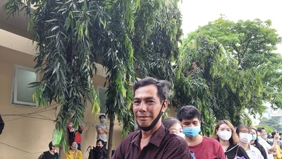 Viếng tang nghệ sĩ Chí Tài: 'Đừng hỏi nữa, tôi khóc giờ'