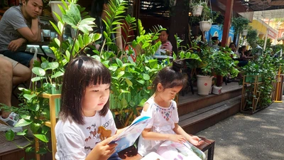 Những thiên thần nhỏ theo ba mẹ tới đường sách ngày Giỗ Tổ