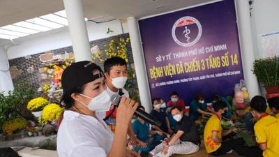 Nghệ sĩ TP.HCM mang bánh chưng, âm nhạc đến bệnh viện dã chiến ngày 26 Tết