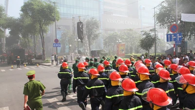 Hàng ngàn người diễn tập chữa cháy ở trung tâm Sài Gòn 